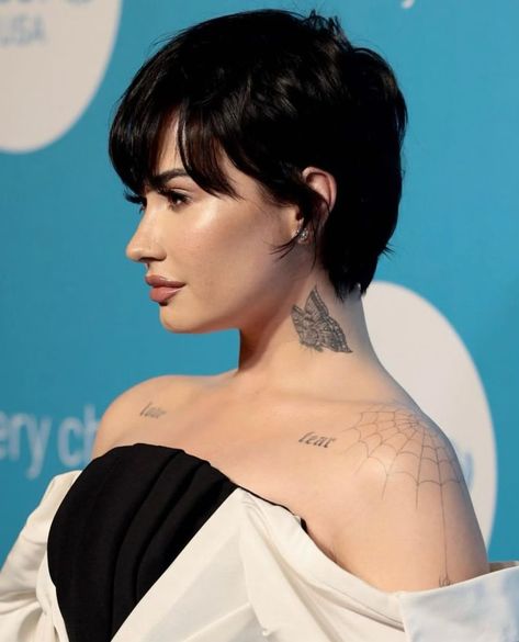 Demi Lovato's New Bixie Haircut | Beauty Launchpad Demi Lovato Haircut, 90s Haircuts, New Hair Look, Longer Pixie Haircut, Celebrity Hair Stylist, Hair Color Trends, Elegant Hairstyles, Pixie Hairstyles, Demi Lovato