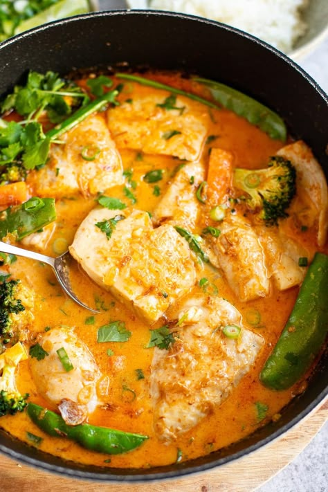 Thai Fish Curry With Snapper Curried Fish Recipes, Cod Curry Recipes, Asian Snapper Fish Recipes, Thai Fish Recipes, Snapper Fillet Recipe, Swai Fish Recipes, Red Snapper Filet Recipes, Thai Red Curry Fish Recipe, Fish Recipes For Dinner