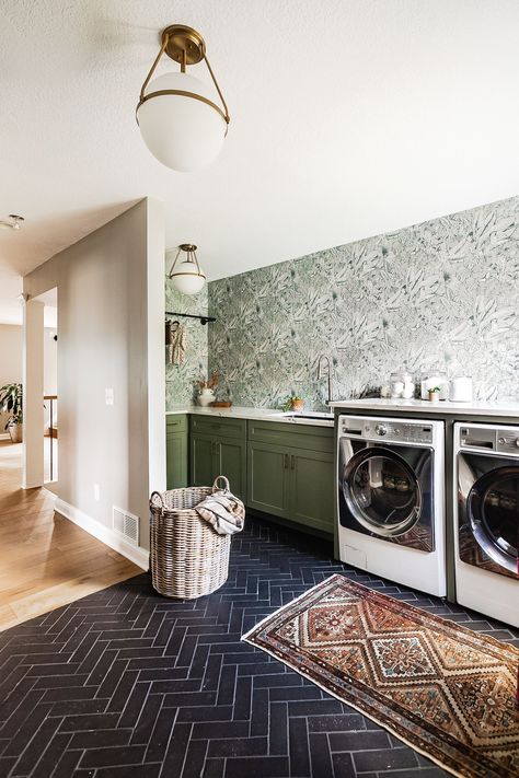 Wallpaper design ideas i wallpaper in the laundry room Subway Tile Patterns, Laundry Mudroom, Cabinetry Hardware, Cabinet Paint, Cabinet Paint Colors, Mud Room Storage, Bold Wallpaper, Entry Way Design, Green Cabinets