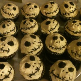 Jack from the nightmare before Xmas inspired cupcakes:)chocolate cake mix,white butter creme icing,& black decorative cake icing.all Betty crocker:)yum! Halloween Cupcakes Aesthetic, Halloween Sleepover, Halloween Breakfast, Spooky Food, Halloween Food Treats, Halloween Baking, Cute Baking, Christmas Cupcakes, Cake Icing