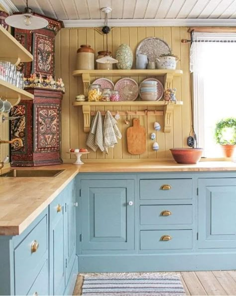 Summer Kitchen Ideas, Ideas For Small Kitchens, Kitchen Refresh, Small Kitchens, Cottage Interiors, Yellow Kitchen, Cozy Kitchen, Summer Kitchen, Blue Kitchens