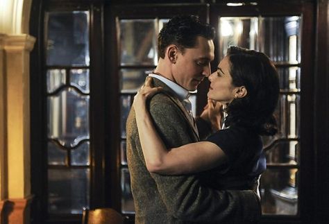 | Freddie Page (Tom Hiddleston) and Hester Collyer (Rachel Weisz) in ... Deep Blue Sea Movie, Tom Hiddleston Movies, Loki Meme, Thomas Hiddleston, Tom Hiddleston Interview, Tom Hiddleston Funny, Deep Blue Ocean, Plan Image, The Deep Blue Sea