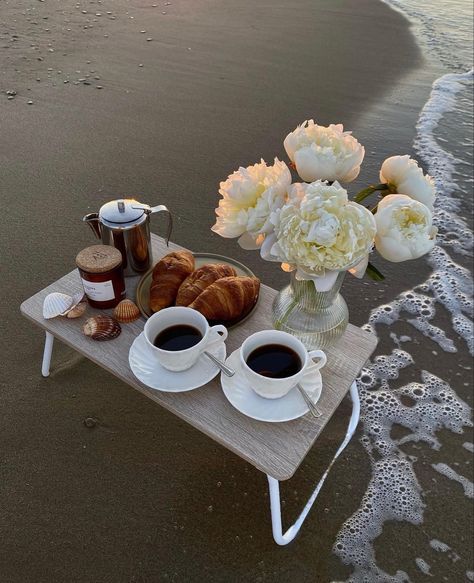 Beach Coffee Aesthetic, Breakfast Croissants, Breakfast Picnic, Beach Aesthetics, Flowers Beach, Picnic Inspiration, Art Birthday Party, Beach Ideas, Romantic Date Ideas