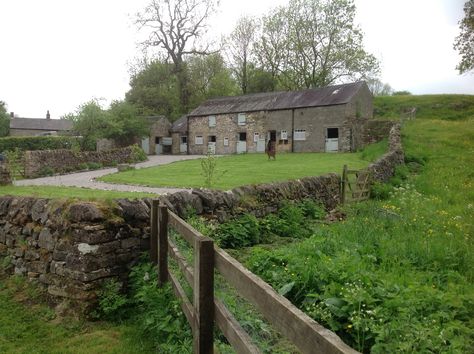 Old stone barn and horse stables, Derbyshire. Stone Horse Stable, English Horse Stables, English Stables, Ireland Farm, Horse Land, Story Settings, Old Stables, Irish Sport Horse, Medieval Horse