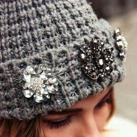 Brooches look great on knit hats Wearing Brooches, Diy Brooch, Knit Hats, Winter Mode, Knit Hat, Vintage Jewellery, Knit Beanie, Fashion Details, Vintage Brooches