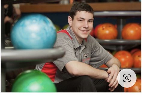 Bowling Senior Pictures Guys, Bowling Senior Pictures, Bowling Photo Ideas, Bowling Alley Instagram Pictures, Bowling Pictures, Senior Year Of High School, Bowling Team, Male Senior Pictures, Team Pictures