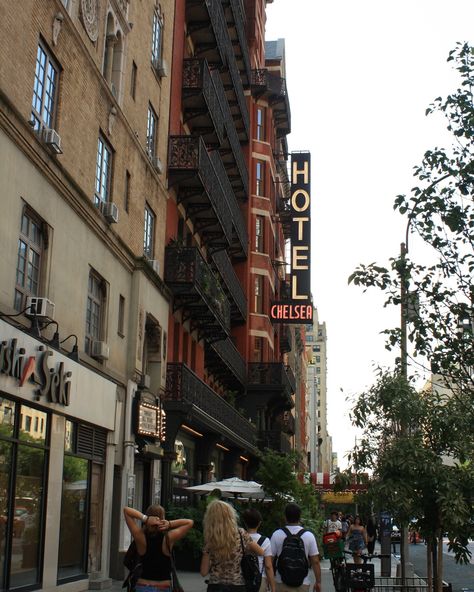 ��📍The iconic Hotel Chelsea, known for its guests – creatives, artists & writers including Bob Dylan, Jackson Pollock, Patti Smith & Robert Mapplethorpe — 🇺🇸 Day Two, 13 July. #NewYork #NewYorkCity #NYC #Chelsea #ChelseaHotel Chelsea Hotel New York, Nyc 70s, Hotel Chelsea Nyc, Patti Smith Robert Mapplethorpe, Nyc Chelsea, Hotel Chelsea, Chelsea Nyc, Chelsea Hotel, Robert Mapplethorpe