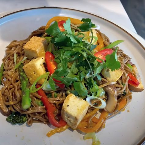 yasai yaki soba reciepe | wagamama wok from home Soba Recipe, Yaki Soba, Soba Noodles Recipe, Japanese Street Food, Soba Noodles, Summer Eating, Noodle Dishes, Japanese Street, Noodle Recipes