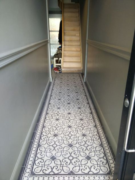 Hier vind je alle foto’s met woonideeën. Laat je inspireren! Lambriseringen Gang, Victorian Hallway Tiles, Hallway Tiles Floor, Victorian Hallway, Modern Foyer, Entryway Modern, Hall Flooring, Tiled Hallway, Apartment Entryway