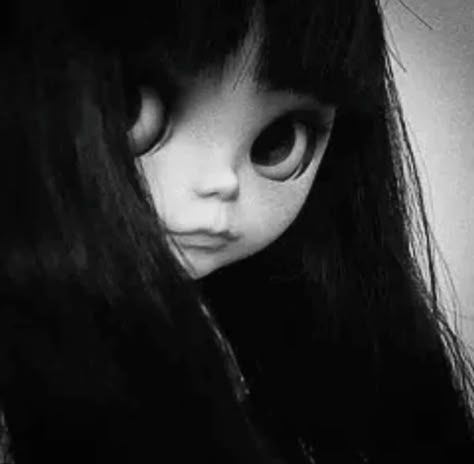 Gothic Blythe Doll, Black And White Goth Aesthetic, Cute Goth Pfp, Blythe Dolls Black Hair, White Goth Aesthetic, Goth Dolls, White Goth, Cute Goth, Gothic Dolls