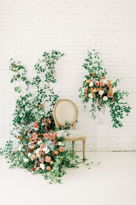 Spring Backdrop Ideas, Photoshoot Backdrop Ideas, Motherhood Shoot, Motherhood Minis, 11 Birthday, Cool Backdrops, Boho Mother, Flowers In The Attic, Creative Backdrops