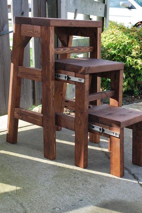 Kitchen step stool made of wood. Very clever! Pull Out Step Stool, Step Stool Diy, Wood Step Stool, Diy Stool, Kitchen Step Stool, Wooden Step Stool, Wood Steps, Wooden Steps, Wooden Stools