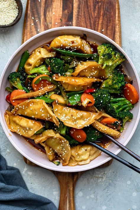 Trader Joe's Potsticker Stir-Fry - Dash of Mandi Potsticker Stir Fry, Interesting Meals, Trader Joes Recipes Dinner, Trader Joes Meal Planning, Trader Joes Recipes Healthy, Trader Joes Food, Sweet Potato Gnocchi, Trader Joes Recipes, Trader Joe