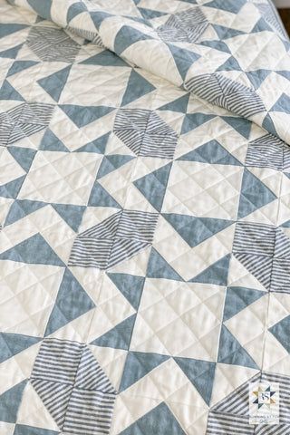 Square Burst 2.0 - Minimalist - Running Stitch Quilts Simple Vintage Quilt Patterns, Black White And Grey Quilts, King Size Quilt Patterns Free Easy, Modern Quilt Patterns Easy, Modern Quilt Ideas, Blue Quilts Ideas, Contemporary Quilt Patterns, California Quilt, Minimalist Quilt