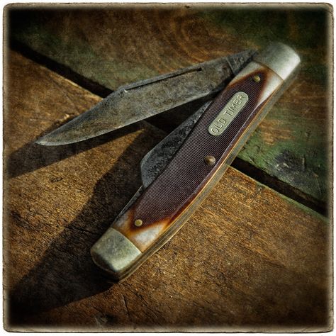 old timer pocket knife...my daddy always had one in his pocket, now my husband has one on his dresser...lol Pick Pocket Aesthetic, Pocket Knife Aesthetic, Craig Cahn, Aesthetic Pocket Knife, Damien Bloodmarch, Knife Dark Academia Aesthetic, Old Knife, Pocket Knives Vintage, Old Timer Knife