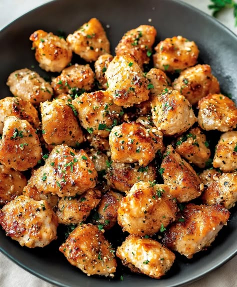 Garlic Butter Chicken Bites Recipe - amandarecipes.com Lemon Butter Chicken Bites, Golden Garlic Chicken Bites, Chicken Beast Recipes, Baked Chicken Bites Recipes, Chicken Hors D’oeuvres, Sauteed Chicken Recipes, Chicken Entree Recipes, Summer Clean Eating, 100g Of Protein