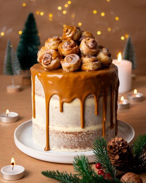 Cake Biscoff, Different Cake Flavors, Christmas Food Photography, Vanilla Buttercream Icing, Mini Cinnamon Rolls, Showstopper Cakes, Biscoff Cake, Cinnamon Roll Cake, Cookie Butter