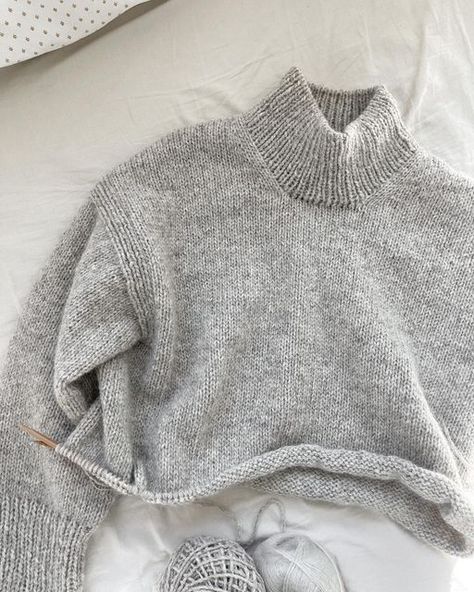 Turtleneck Knitting Pattern, Advanced Knitting, Sweater Knitting Pattern, Raglan Sweater, Sweater Knitting, Raglan Pullover, Circular Knitting Needles, Knit Turtleneck Sweater, Circular Knitting