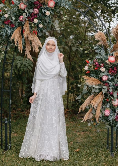 Muslim Wedding Dress Hijab Bride, Wedding Hijab Styles, Muslim Wedding Gown, Baju Kahwin, Muslimah Wedding Dress, Nikah Dress, Muslimah Wedding, Muslim Brides, Hijab Wedding Dresses