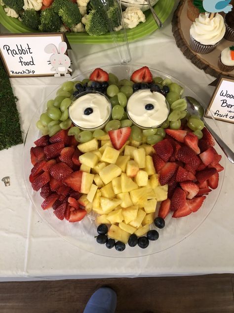 Mr. Owl fruit tray for a woodland theme baby shower. Woodland Themed Fruit Tray, Fruit Tray Animals, Owl Fruit Tray, Fox Theme Baby Shower Ideas, Woodland Baby Shower Theme Food, Owl Baby Shower Theme Girl, Woodland Party Food, Baby Shower Fruit Tray, Woodland Baby Shower Food