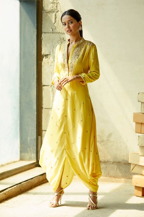 Kurta For Women, Tunics Online, Indian Designer Outfits, Indian Fashion Dresses, Indian Designer Wear, Print Tunic, Kurti Designs, Womens Tunics, Indian Design