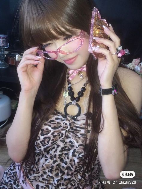 Gyaru Aesthetic, 2000s Japanese Fashion, Gyaru Fashion, Cute Makeup Looks, J Fashion, Pose Reference Photo, Cute Poses, Pretty Selfies, Harajuku Fashion