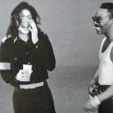 Michael Jackson Laughing, Michael Jackson Hot, Hee Man, Michael Jackson Funny, Michael Jackson Wallpaper, Michael Jackson Rare, Guinness Book Of World Records, Photos Of Michael Jackson, Black Couple Art