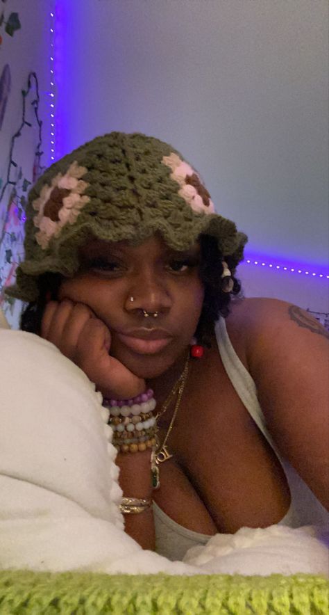 Hat With Locs, Sketchbook Draws, Hair Styles With Hats, Girls Wearing Hats, Fits Aesthetic, Crochet Knit Hat, Crochet Clothing And Accessories, Beanie Style, Outfits With Hats