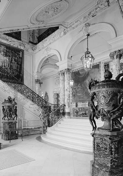 The Elms (Edward J. Berwind House), Newport Rhode Island ENTRANCE HALL AND STAIRCASE, LOOKING SOUTHWEST Charlie Chaplin City Lights, Vanderbilt Houses, The Breakers Newport, Pink Chevy, American Mansions, Cornelius Vanderbilt, Newport County, Theatre Interior, Bunker Hill