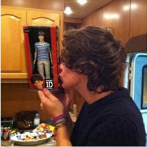 Harry Styles kissing a Louis doll Princess Parking, Old Married Couple, One Direction Photos, Harry Styles Pictures, Louis And Harry, Harry Styles Photos, One Direction Pictures, Mr Style, X Factor