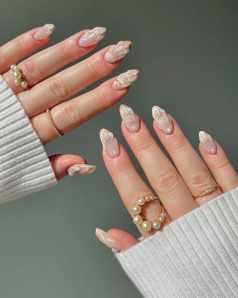 30 Trending 2025 Nail Colors to Inspire You Kpop Inspired Nails, Shell Nails, Cute Nails Ideas, Art Rings, Nails And Rings, Hippie Nails, Stunning Nails, Girly Acrylic, Simple Acrylic Nails