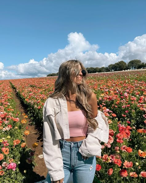 Flower Farm Outfit Ideas, Outfit For Flower Field, Flower Fields Outfit, Flower Field Outfit Ideas Jeans, Keukenhof Gardens Outfit, Flower Garden Pictures Instagram, Photoshoot In Flower Fields, Flower Garden Outfit Ideas, Carlsbad Flower Fields Photoshoot