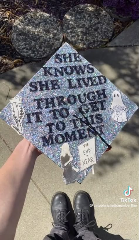 Graduation Cap Designs Phoebe Bridgers, Grad Cap Phoebe Bridgers, Billie Eilish Graduation Cap Ideas, Zach Bryan Grad Cap, Phoebe Bridgers Graduation Cap, Grad Cap Ideas Aesthetic, Phoebe Bridgers Grad Cap, Grad Cap Aesthetic, Aesthetic Grad Cap