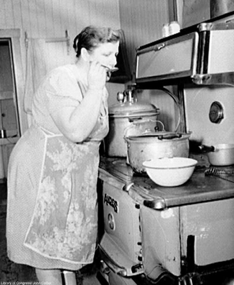 10 Things Grandma Would Always Make From Scratch | Page 2 | Dusty Old Thing Candid Pics, Vintage Housewife, Antique Stove, Grandmas Kitchen, Vintage Lifestyle, Grandmas House, Old Kitchen, Vintage Life, Vintage Pictures