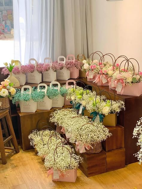 Flower Giveaway Ideas, Flower Arrangement Business, Flower Bag Arrangement, Bouquet Display Ideas, Flowers Business Ideas, Flower Basket Bouquet, Floral Gift Ideas, Flowers To Go, Basket Flower Arrangements