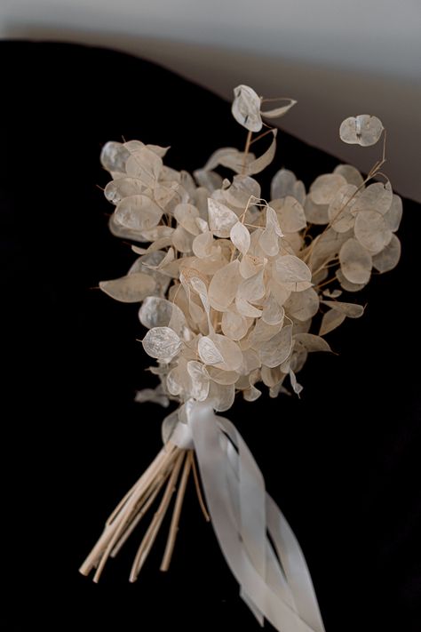 Lunaria Wedding Bouquet, Dried Floral Bridal Bouquet, Cool Wedding Flowers, Dry Bridal Bouquet, Unique Flower Bouquet Wedding, Minimalistic Bridal Bouquet, Wedding Flowers Unique, Unique Bride Bouquet, Dried Flower Boquet