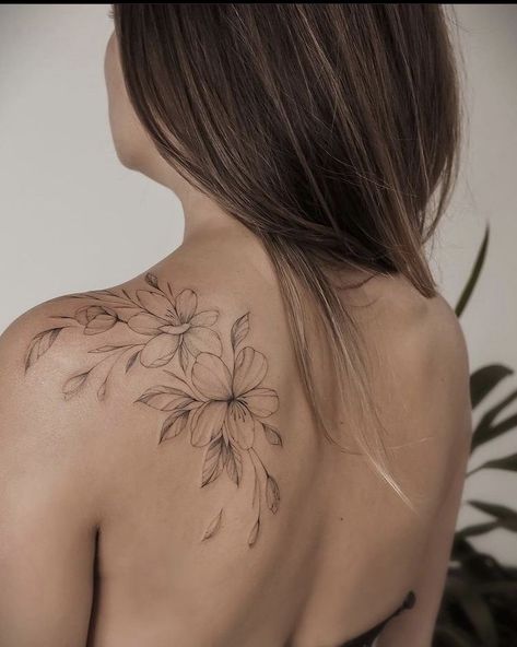 Women Feminine Tattoos, Shoulder To Back Tattoo For Women, Back To Shoulder Tattoo For Women, Women Back Shoulder Tattoo, Flower Tattoo Back Shoulder, Flower Tattoo Shoulder Blade, Back Of The Shoulder Tattoos For Women, Shoulder Back Tattoos For Women, Elegant Tattoos For Women Unique