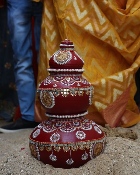 Booking now ... #different types of gotrijo... Wedding Matka Decorations, Kalash Decoration Indian Weddings, Matka Decoration Pots Wedding, Decorative Kalash, Pot Decorating Ideas Indian, Gujarati Art, Kalash Decoration, Stall Decorations, Bridal Foot Jewelry