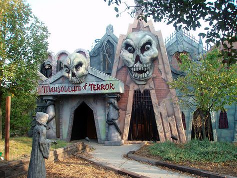 Six Flags Great America | Freight night - Halloween Haunted House Inspiration, Six Flags Great America, Creepy Halloween Props, Haunted Carnival, Fright Fest, Creepy Carnival, Great America, Halloween Door Decorations, Creepy Clown