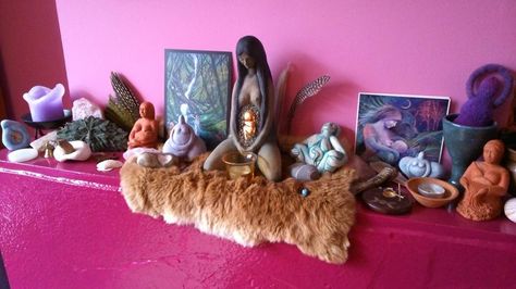 Birth altar Susanne Home Birth Altar, Birth Altar Ideas, Birth Alter, Fertility Altar, Birth Altar, Birth Space, Personal Altar, Healing Room, Witches Altar