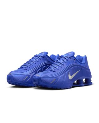 A recrafted version of the 2000 icon, the Nike Shox R4 replicates the original with its synthetic and textile upper, design lines and laser perforations. Nike Shox cushioning distributes weight to maximize comfort and provide a performance-inspired look. Shown: Racer Blue/Phantom/Metallic Silver Style: HJ7303-445 Nike Shox R4, Nike Shox, Silver Style, Silver Fashion, Nike Shoes, Metallic Silver, Women's Shoes, Ipad, The Original