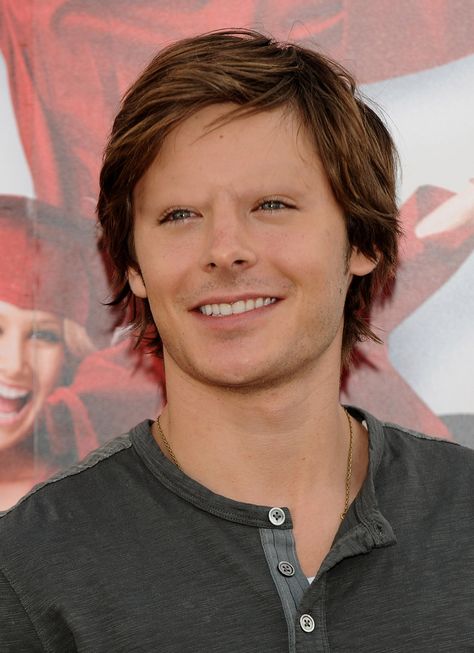 Celebs Without Eyebrows: Zac Efron. ew. Zac Efron Poster, Zac Efron Baywatch, Zac Efron High School, Zac Efron Hair, Zac Efron Movies, Zach Efron, Cool Boys Haircuts, High School Musical 3, Taylor Lautner