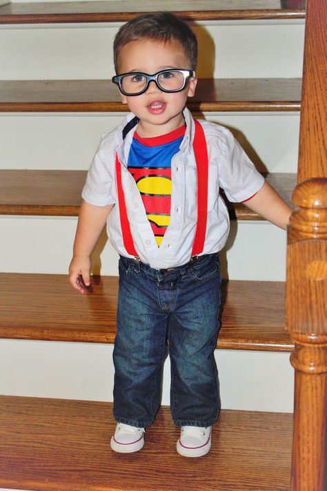 Superman costume for Halloween DIY. Halloween Costumes For 2 Year Boy, Superman Kids Costume, Superman Halloween, Toddler Boy Halloween Costumes, Superman Costume, Superman Costumes, Baby Milestones Pictures, Boy Halloween, Diy Costumes Kids