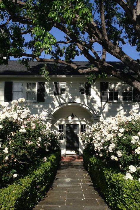 California Suburbs House, La House Aesthetic, Bel Air California, La Aesthetic, La House, California House, Building Layout, California Garden, Elle Woods