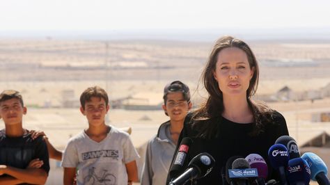 Exclusive: Read the full text of Jolie’s powerful speech in defense of internationalism. Angelina Jolie Quotes, Brad Pitt Kids, Us Actress, Angelina Jolie Photos, Jolie Pitt, Human Rights Activists, Refugee Camp, Fbi Agent, Angelina Jolie