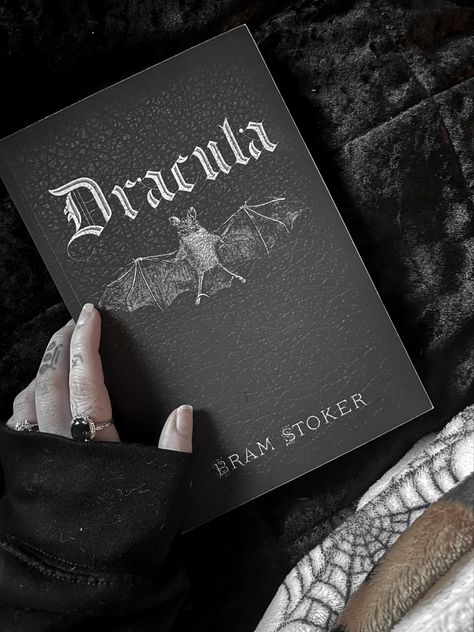 Gothic Academia, Vampire Aesthetic, Fiction Books Worth Reading, Dark Castle, Bookstagram Inspiration, The Dark One, Pink Glam, Bram Stoker, Aesthetic Tumblr