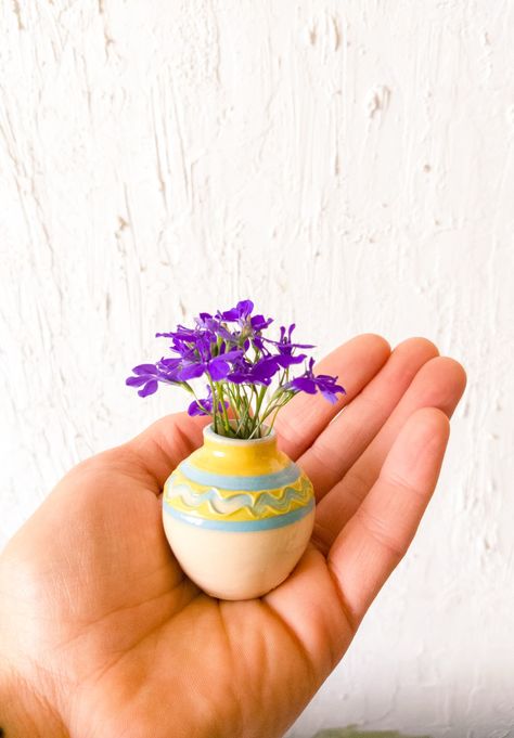 Air Dry Clay Mini Vase, Tiny Flower Vase, Mini Ceramic Pots, Mini Vase Painting Ideas, Air Dry Clay Flower Vase, Mini Ceramic Vase, Mini Clay Vase, Mini Pottery Ideas, Mini Vases With Flowers