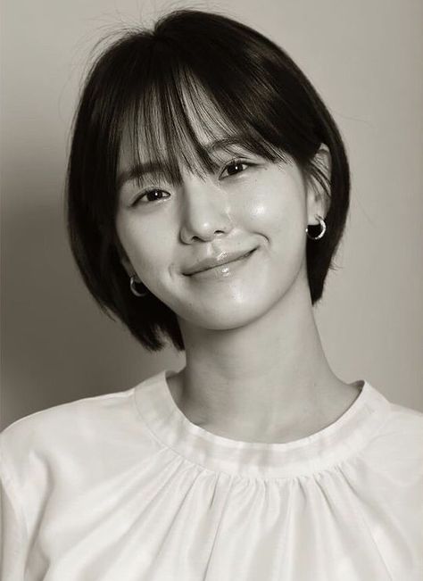 Korean Pixie Haircut, ผมทรง Long Pixie, Asian Short Hair Round Face, Korean Short Haircut, Instagram Korean, Veils Bridal, Short Hair Tomboy, Korean Short Hair, Choppy Bob