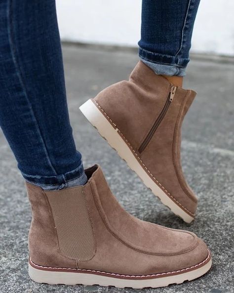 Flat leather ankle boots