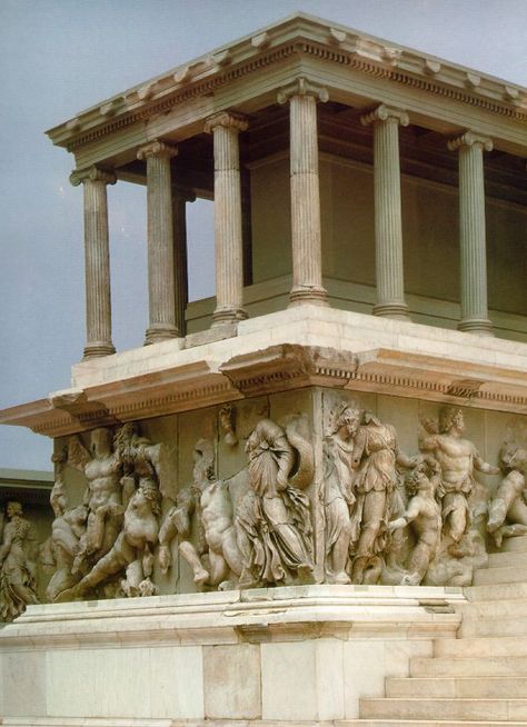 Great Altar at Pergamon Hellenistic Art, Architecture Antique, Hellenistic Period, Famous Sculptures, Greek Temple, Ancient Greek Art, Ancient Greek Architecture, Roman Architecture, Greek Sculpture